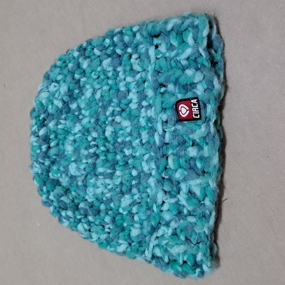 Woman's knitted hat - Picture 1 of 3